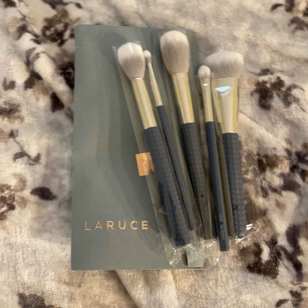 Brand new Laruce deluxe face brushes